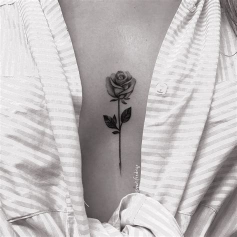 senos pecho rosas flores tatuajes para mujer|Tatuajes de rosas en el pecho: recopilación de diseños